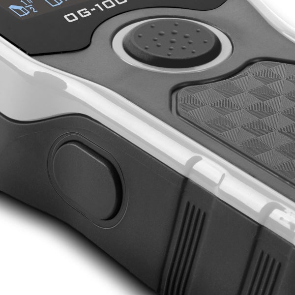 Nahaufnahme eines digitalen Messgeräts mit seitlichem Knopf und strukturierter Grifffläche.