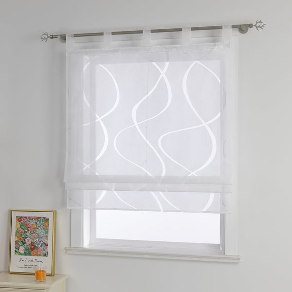 Fensterdekoration mit transparentem Stoff und modernem Muster