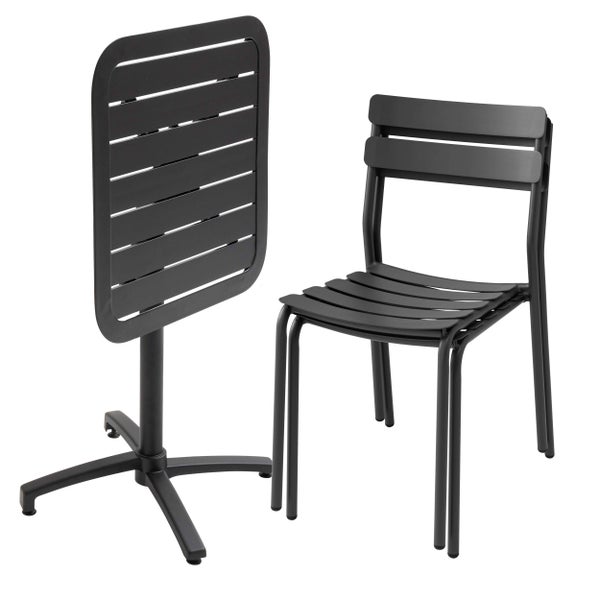 Gartenmöbel-Set in Anthrazit mit einem klappbaren Bistrotisch und zwei stapelbaren Metallstühlen im Latten-Design.