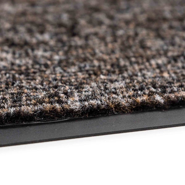 Detailansicht einer braunen Fußmatte mit Gummirand