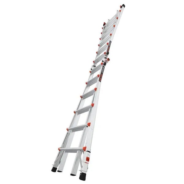 Vollständig ausgefahrene Little Giant Teleskop-Mehrzweckleiter aus Aluminium mit orangefarbenen Bedienelementen und schwarzen Füßen.