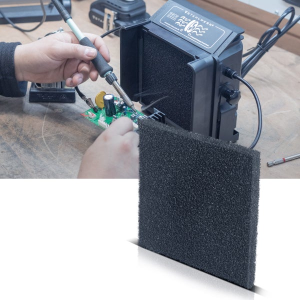 Aktivkohlefilter für Stahlwerk Lötrauchabsaugung, abgebildet bei der Verwendung während eines Lötvorgangs an einer Platine auf einem Werktisch.