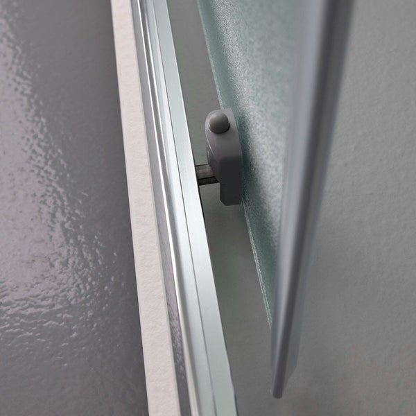 Detail einer Duschkabine mit Schiebetür und Befestigungsmechanismus