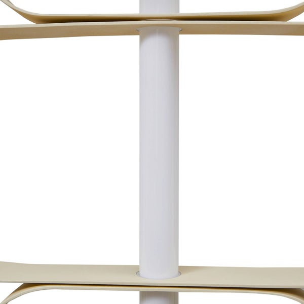 Detailansicht eines Regalsystems mit weißem Standrohr und beigen Regalböden.