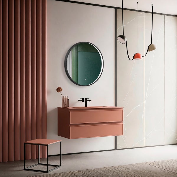 Modernes Badezimmer mit wandhängendem Waschtisch, rundem Spiegel, schwarzer Armatur und dekorativer Pendelleuchte.