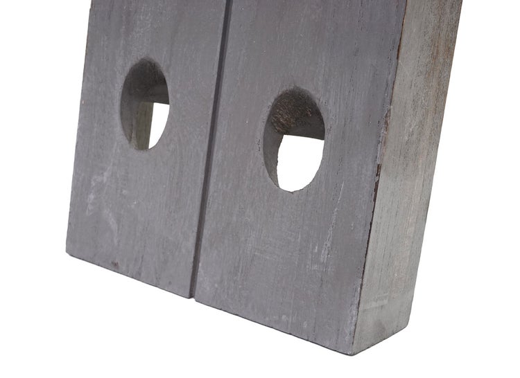 Holzkonstruktion mit kreisförmigen Öffnungen