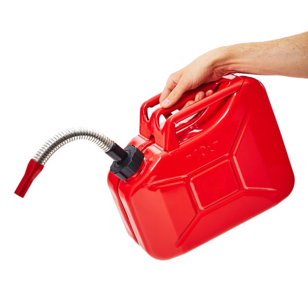 Ein Mann hält einen roten Kraftstoffkanister mit flexiblem Ausgießer.