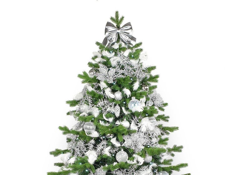 Festlich geschmückter Weihnachtsbaum mit silberner Dekoration, Schleife als Spitze, Weihnachtskugeln und künstlichen Federn.