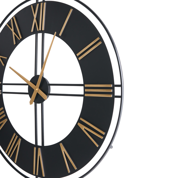 Runde Wanduhr aus Metall in Schwarz und Gold mit römischen Ziffern.