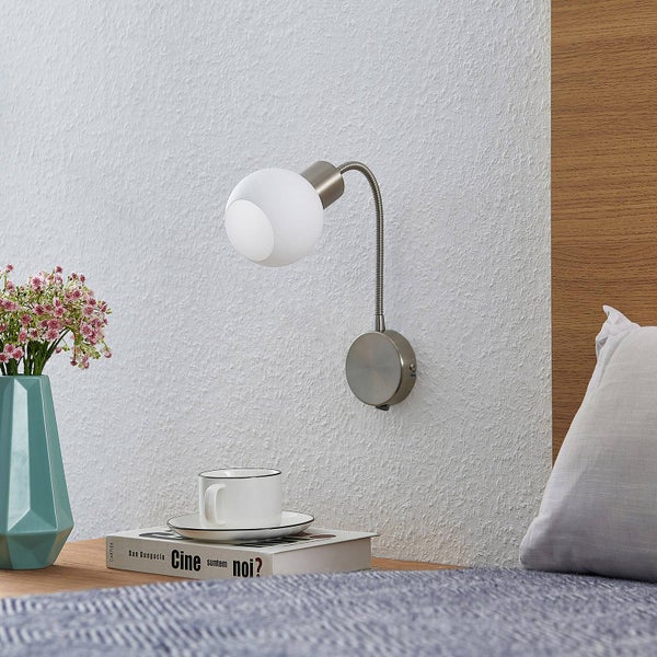 Wandleuchte mit flexiblem Arm und rundem Lampenschirm im Schlafzimmer