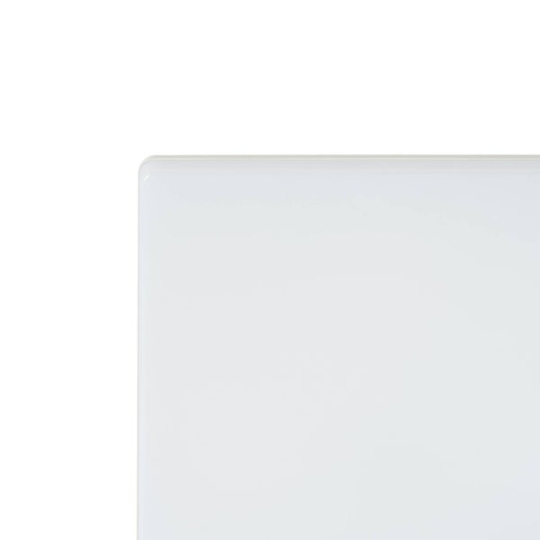 Detailansicht einer weißen Duschwanne mit abgerundeter Ecke.