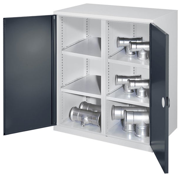 Stahlschrank mit zwei Türen und mehreren Regalen, gefüllt mit Sanitärfittings