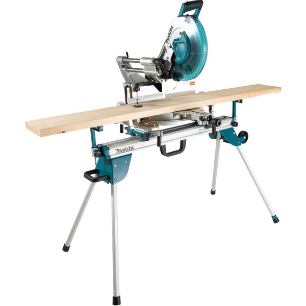 Makita Kappsäge und Gehrungssäge auf einem Untergestell mit einem langen Holzbrett.