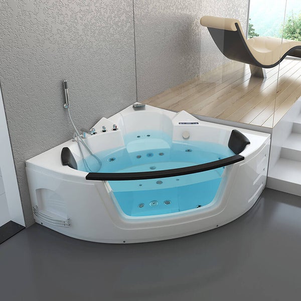 Eckbadewanne mit Whirlpoolfunktion und Glasfront in einem modernen Badezimmer mit Liege.