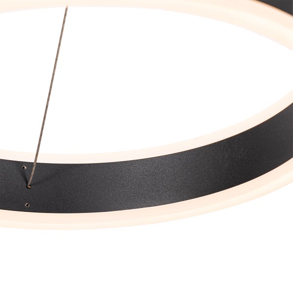 Detailaufnahme einer runden LED-Hängeleuchte mit Aufhängungsseil.