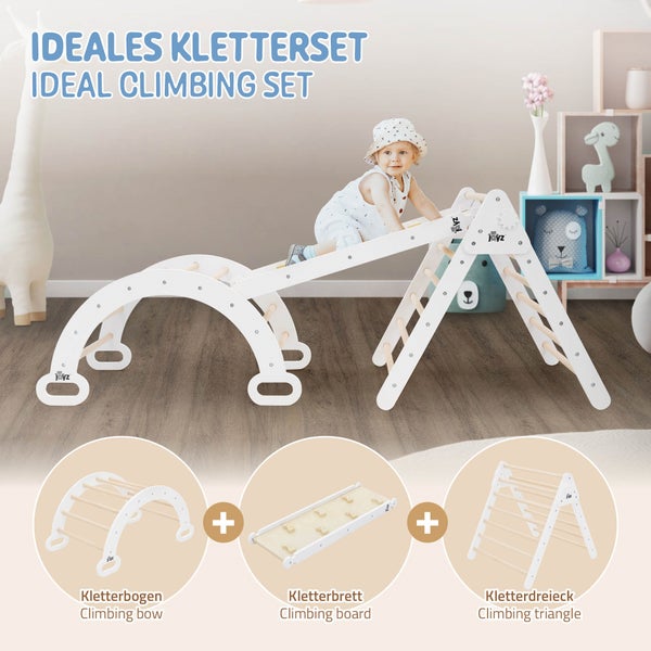 Ein Kind spielt auf einem dreiteiligen Kletterset aus Holz, bestehend aus Kletterdreieck, Kletterbogen und Kletterbrett in Weiß und Natur.