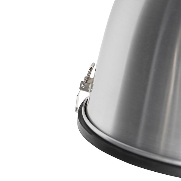Detailansicht eines Edelstahltopfes mit Verschlussmechanismus