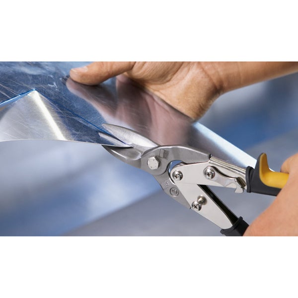 Blechschere beim Schneiden eines dünnen Metallblechs.