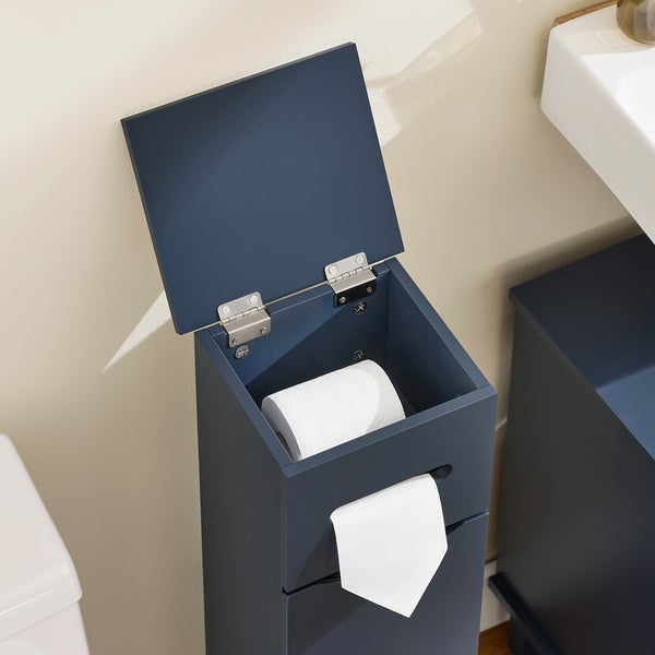 Blauer Toilettenpapierhalter mit offenem Deckel und Toilettenpapier