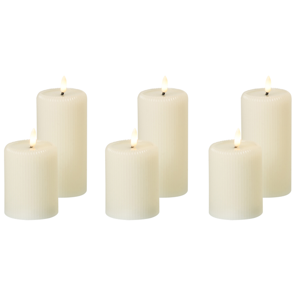 Sechs gerippte Stumpenkerzen mit simulierten Flammen