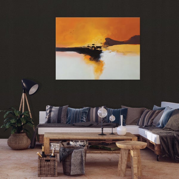 Wohnzimmer mit Sofa aus Holzpaletten, Couchtisch und abstrakter Wandkunst