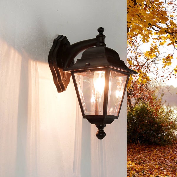 Klassische Wandleuchte für den Außenbereich mit klaren Glasscheiben