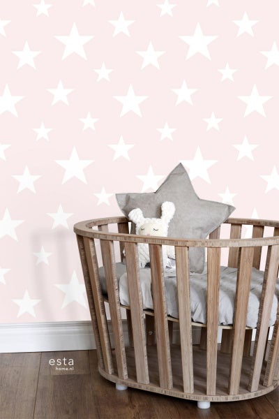 Babyzimmer mit Kinderbett und Stern-Tapete