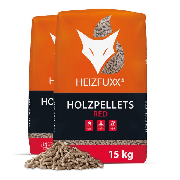 Zwei 15 Kilogramm Säcke Holzpellets von Heizfuxx mit ENplus A1 Zertifizierung sowie einem Haufen lose Pellets vor den Säcken.