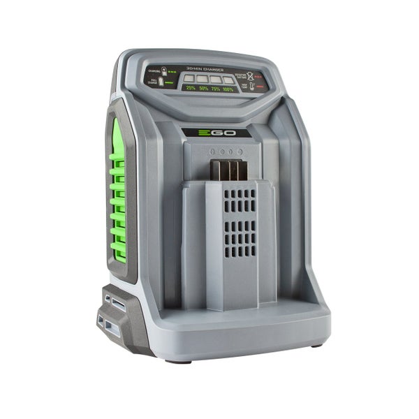 EGO 30-Minuten-Schnellladegerät für 56 Volt Akkus mit LED-Statusanzeigen für Ladestand und Batteriezustand.