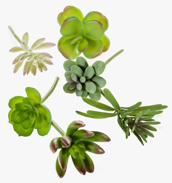 Künstliche Hängepflanze mit grünen Blättern in einem schwarzen Topf, hängend an einem Juteseil.