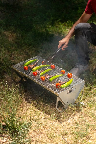 The Favilla Vedem Zerlegbarer Tragbarer Grill – Mobiler Campinggrill aus verzinktem Stahl – Outdoor-Grill mit Spießhalter & Tragetasche – Kompakt, leicht & robust