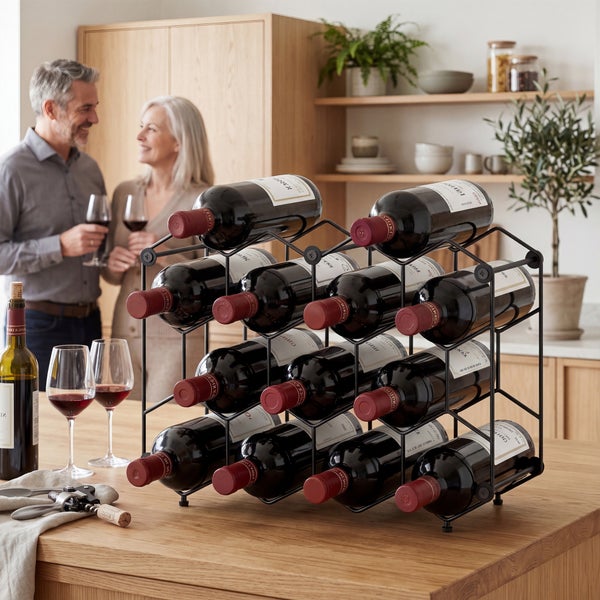 Schwarzes Weinregal aus Metall für 12 Flaschen auf einer hölzernen Arbeitsplatte in einer hellen, organisierten Küche.
