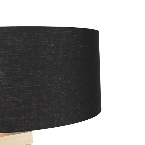Nahaufnahme einer Tischleuchte mit schwarzem Lampenschirm.