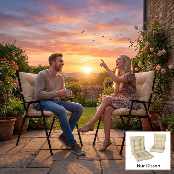 Zwei Personen sitzen auf Gartenstühlen mit beigen Hochlehner-Auflagen in einem blühenden Garten bei Sonnenuntergang.