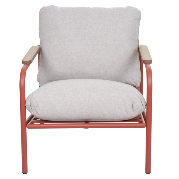 Moderner Lounge-Sessel für den Außenbereich mit rostfarbenem Metallgestell, Holz-Armlehnen und hellgrauen Polstern.