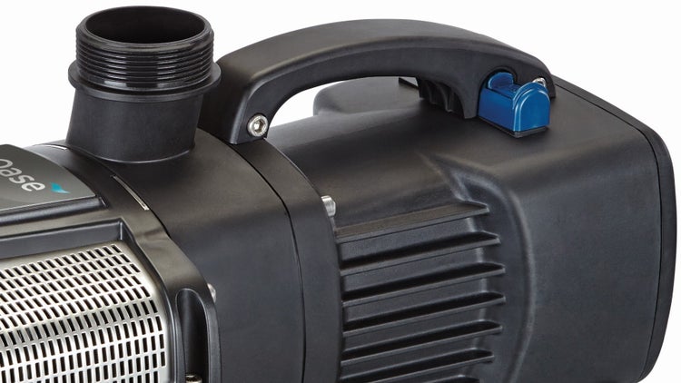 Nahaufnahme einer Oase Gartenpumpe mit ergonomischem Tragegriff, blauem Schalter und Gewindeanschluss.