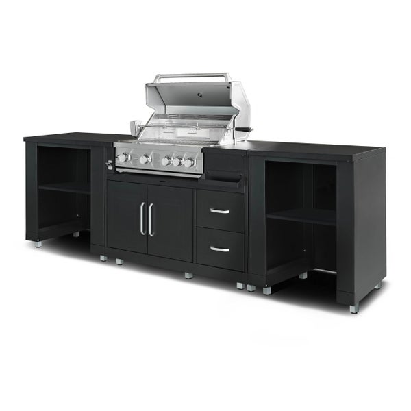 Modulare Außenküche mit Edelstahl Gasgrill, geöffnetem Deckel, Drehspieß, schwarzen Schränken, Schubladen und offenen Regalen.