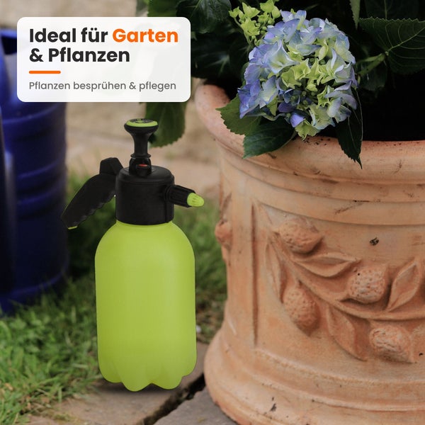 Drucksprüher für den Garten zur Bewässerung und Pflege von Pflanzen stehend neben einem Tontopf mit einer Hortensie.