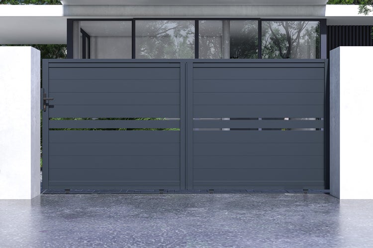 Doppelflügeltor aus Metall mit horizontalen Lamellen