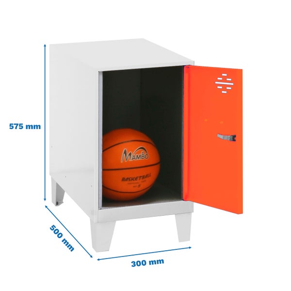 Weißer Garderobenschrank mit offener, farbiger Tür und Basketball