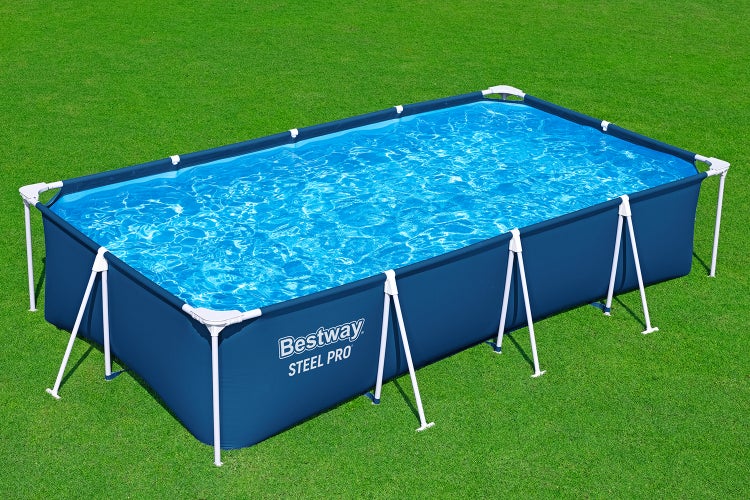 Bestway Steel Pro rechteckiger Rahmenpool mit Wasser gefüllt auf einer Rasenfläche.
