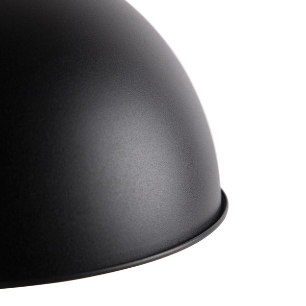 Detailaufnahme einer schwarzen Lampenkuppel