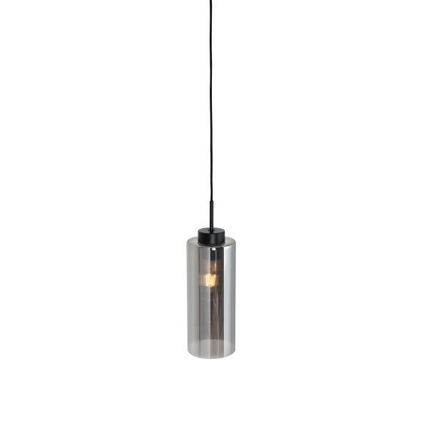 Pendelleuchte mit zylindrischem Schirm aus geriffeltem Rauchglas, schwarzer Aufhängung und sichtbarem Leuchtmittel.