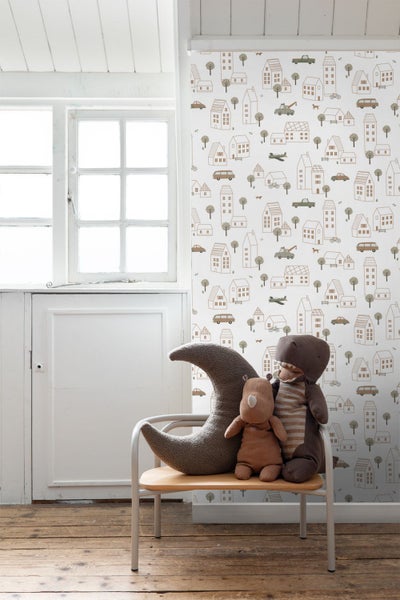 Kindertapete mit Häuser-, Baum- und Fahrzeugmuster im Kinderzimmer.