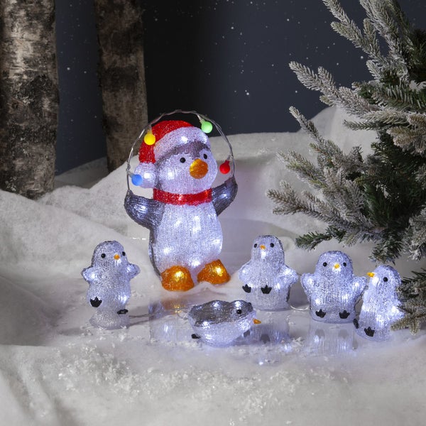 Dekoratives Pinguin-Ensemble mit Beleuchtung für den Außenbereich in winterlicher Szene.