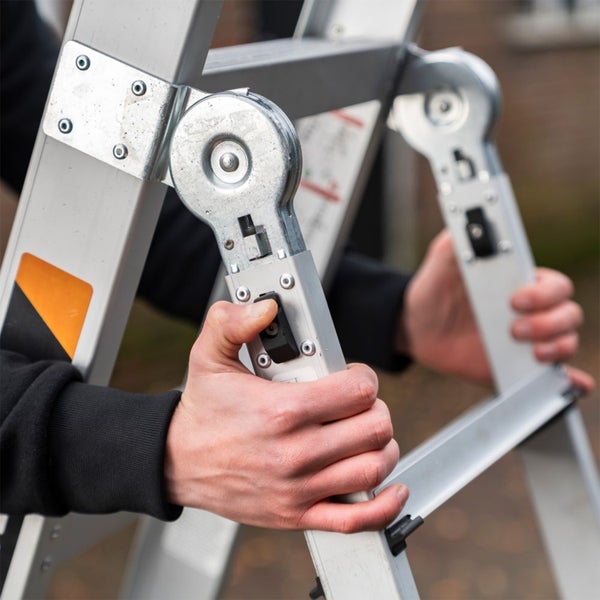 Hände bedienen das Gelenk einer Aluminium-Mehrzweckleiter.