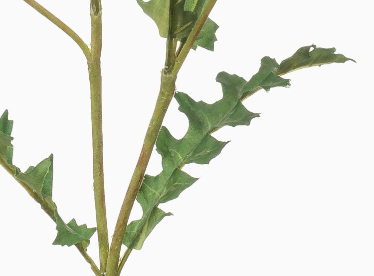 Künstlicher Pflanzenzweig mit grünen, gezackten Blättern und detailgetreuem Stiel.