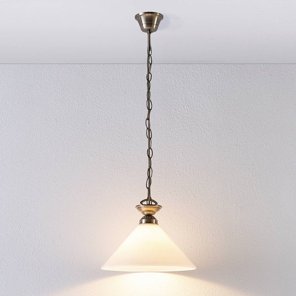Pendelleuchte mit kegelförmigem weißem Glasschirm und Kettenaufhängung in Altmessing-Optik.