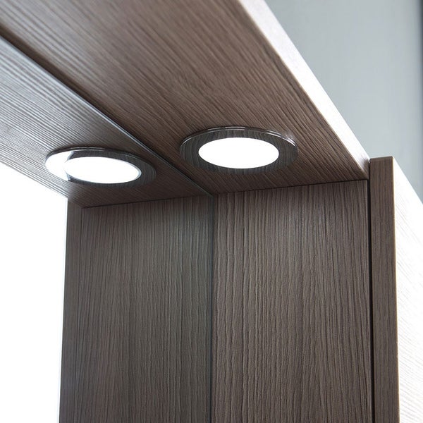 In einen Holzschrank integrierte LED-Einbaustrahler sorgen für eine helle Beleuchtung.