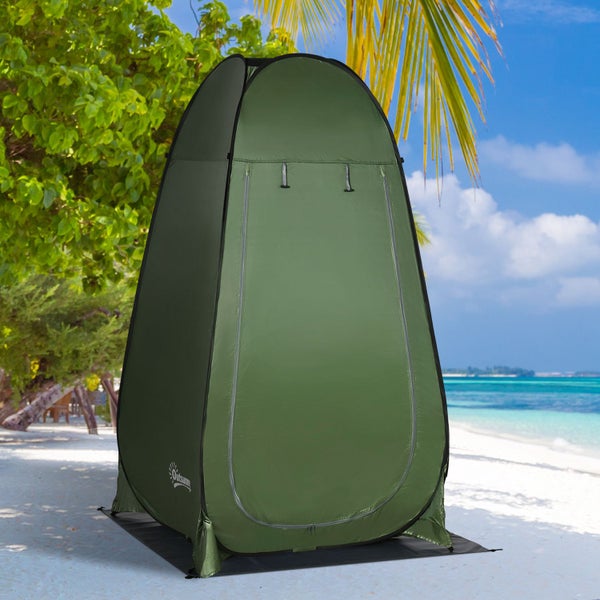Pop-up-Umkleidezelt aus grünem Stoff mit Reißverschluss und Outsunny Logo auf einem hellen Sandstrand mit Palmen und Meer.